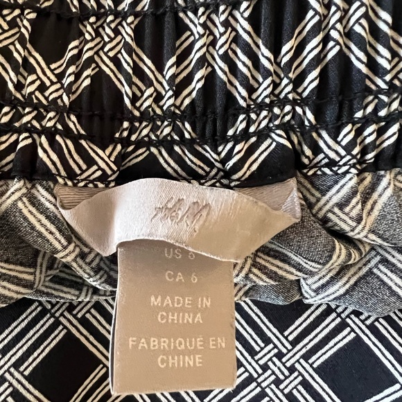 Black/white skirt - Picture 3 of 3